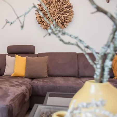 Bright And Modern Maisonette In With Balcony And Children's Play Area
