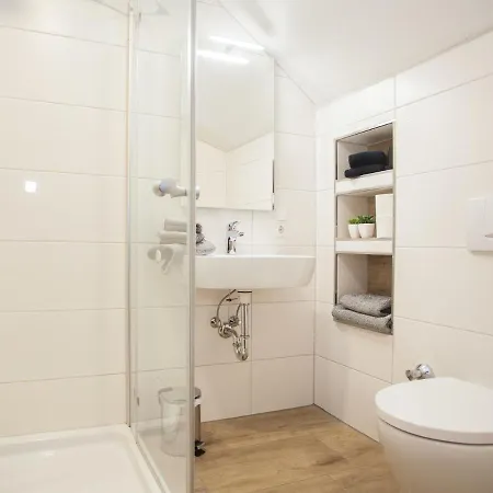Bright And Modern Maisonette In With Balcony And Children's Play Area *
