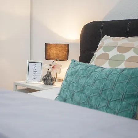 Bright And Modern Maisonette In With Balcony And Children's Play Area