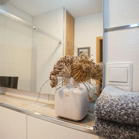 Bright And Modern Maisonette In With Balcony And Children's Play Area *
